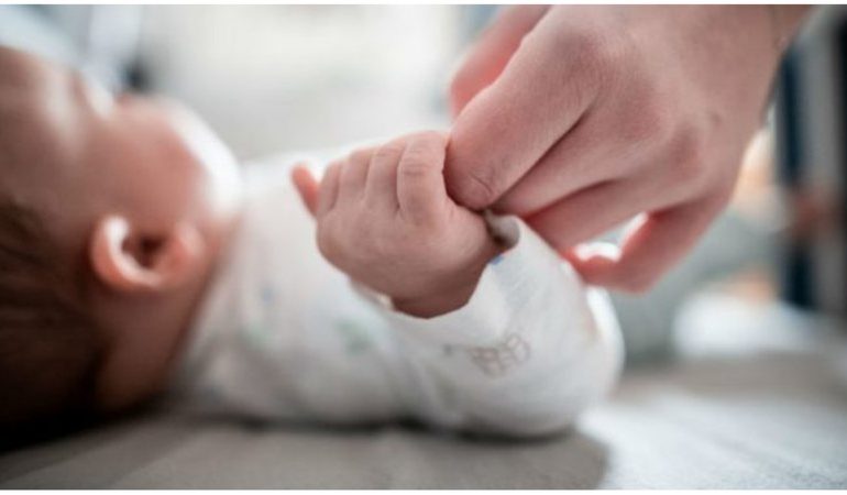 SHOKUESE NË KORÇË/ 14-vjeçarja sjell në jetë një fëmijë, arrestohet 21-vjeçari! I riu pranon që është babai i foshnjës