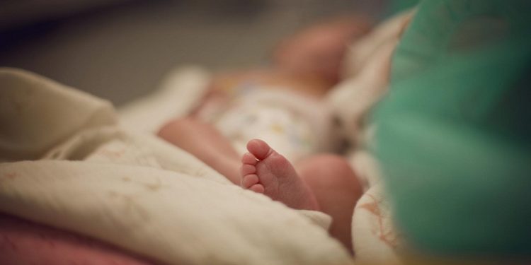 U BË NËNË 14-VJEÇE/ Dëshmia e adoleshentes: Bashkëjetojmë prej një viti, jemi martuar me mblesëri