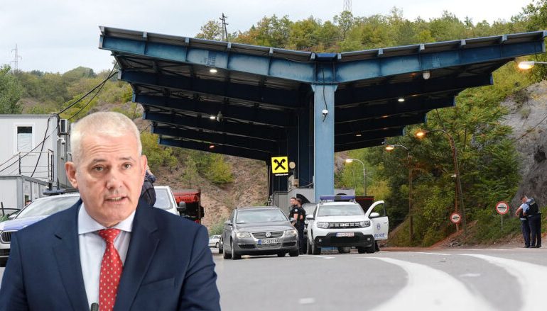 HAPEN TË GJITHË PIKËKALIMET KUFITARE ME SERBINË/ Sveçla: U larguan bllokadat e krijuara nga ekstremistët e maskuar