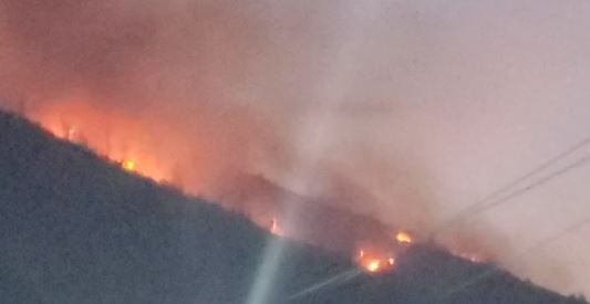 PËRFSHIHET NGA FLAKËT MALI I MURAGËS/ Zona e mbrojtur në rrezik nga zjarri i ndezur prej dy ditësh