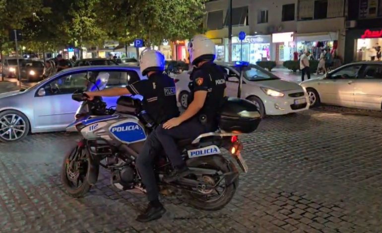 “PLAS” SHERRI I DHUNSHËM MES TË RINJVE NË VLORË/ Një person plagoset me sende të forta