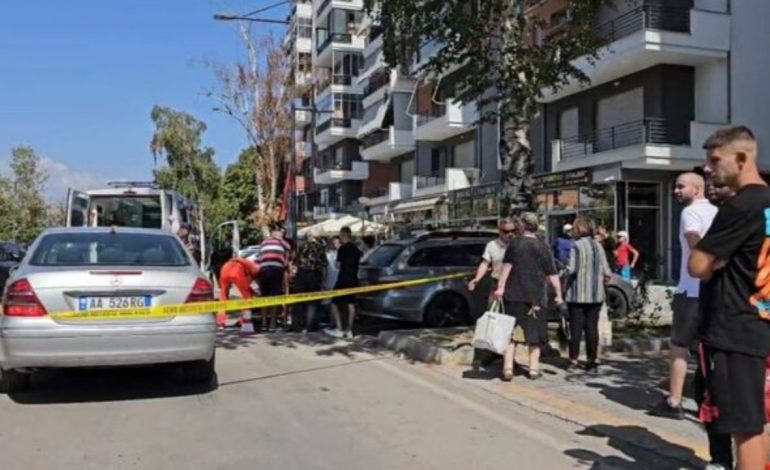 AKSIDENT I RËNDË NË KORÇË/ Makina përplas këmbësoren në vijat e bardha, gruaja në gjendje të rëndë