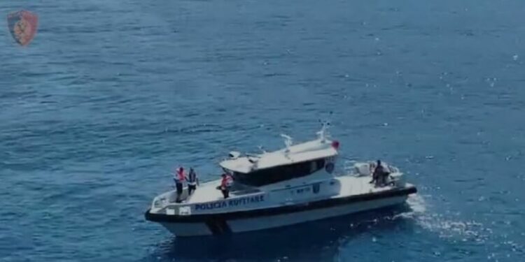“SIGURIA DETARE”/ Policia bllokon 17 mjete lundruese përgjatë vijës bregdetare