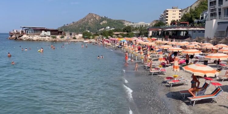 VIJON SEZONI I PLAZHIT NË DURRËS/ Prenotime edhe për muajin Shtator