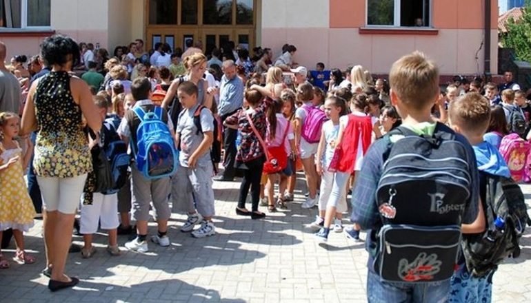 NIS VITI I RI SHKOLLOR/ 350 mijë nxënës në të gjithë vendin, 28 mijë ulen për herë të parë në bankat e shkollës
