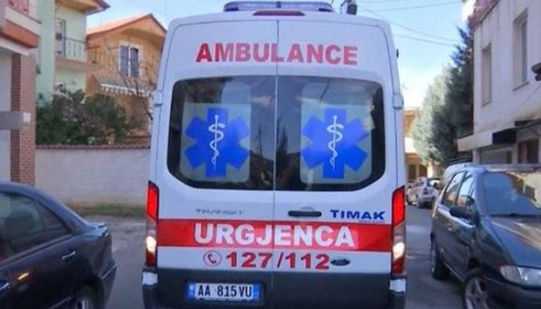 E TRISHTË/ Ishte duke punuar në një kasolle pranë banesës, 65-vjeçarin e zë korrenti dhe ndërron jetë