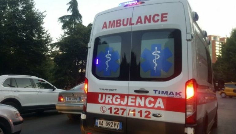 AKSIDENT I RËNDË/ Makina del nga rruga dhe përplaset me trafik ndarësen në Lezhë, dy të plagosur