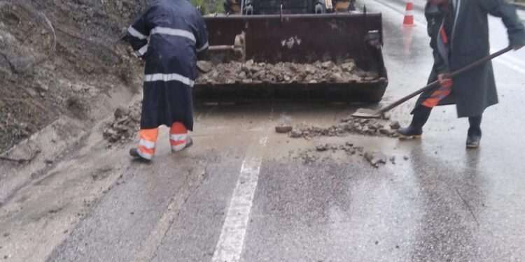 RËNIE PEMËSH, GURËSH DHE INERTESH/ ARRSH njofton për situatën e rrugëve në vend si pasojë e reshjeve