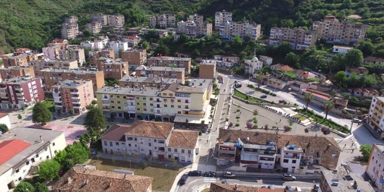 EMRI/ Arrestohet vëllai i kryebashkiakut të Poliçanit, kishte fshehur kanabis në banesë