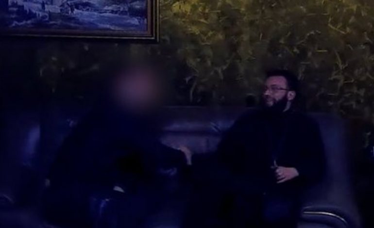 SKANDALI/ Prifti i Elbasanit kapet me një mashkull, bisedat dhe takimet e At Nikolla Xhufkës