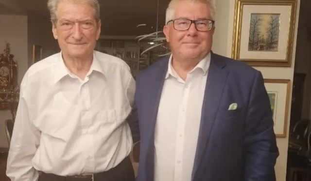 U PRIT NGA BERISHA ME TORTË DHE RAKI/ Arrestohet ish-eurodeputeti polak