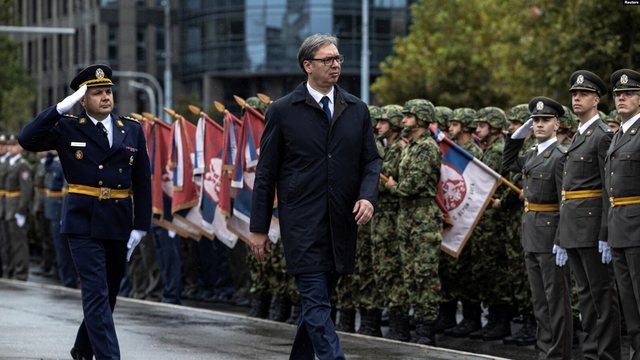 TENSIONE ME KOSOVËN/ Vuçiç miraton rivendosjen e shërbimit të detyrueshëm ushtarak