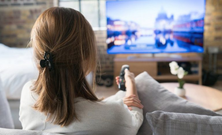 STUDIMI: Qëndrimi i gjatë para televizorit shpejton plakjen