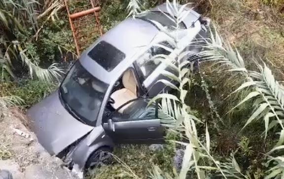 PAMJET E FRIKSHME/ Aksident në Ballsh, automjeti del nga rruga dhe përfundon në përrua