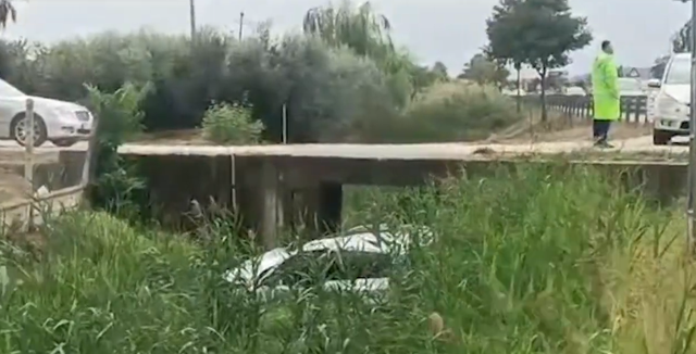 NJË TJETËR AKSIDENT I RËNDË NË LUSHNJË/ Automjeti me pasagjerë të huaj del nga rruga, përfundon në kanal