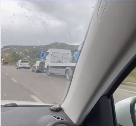 VIDEOLAJM/ Aksident në Unazën e Madhe në Tiranë, tre makina përplasen me njëra-tjetrën
