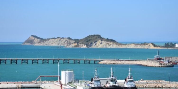 NGJARJE E RËNDË NË PORTO ROMOANO/ Ndërron jetë 22-vjeçari, bie nga shkallët e anijes