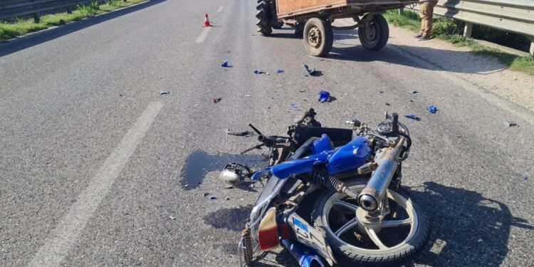 AKSIDENT NË THETH/ Turisti spanjoll humb kontrollin e motomjetit dhe del nga rruga, dy të plagosur