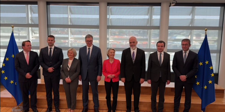 TAKIMI NË BRUKSEL/ Rama krah Kurtit në foton familjare me Von der Leyen dhe liderët e Ballkanit Perëndimor