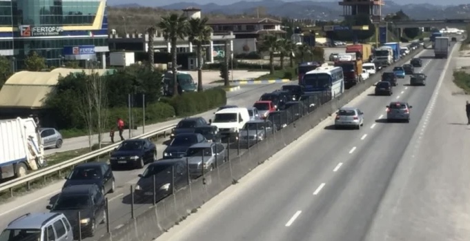 E FRIKSHME/ Aksident masiv në autostradën Tiranë-Durrës, përplasen gjashtë automjete