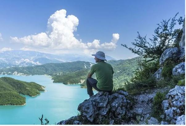 JEHONË TURIZMIT/ “Mirror”: Shqipëria, destinacioni më i kërkuar për pushime nga turistët britanikë