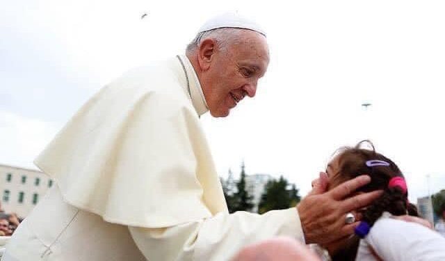 10 VJETORI I VIZITËS NË SHQIPËRI/ Papa Françeskut i dhurohen simbolet më të bukura të traditës shqiptare
