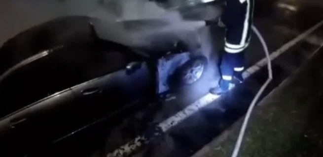 DETAJET E PARA/ Mori flakë në ecje, digjet plotësisht “Benzi” në Vlorë! Dyshohet se…