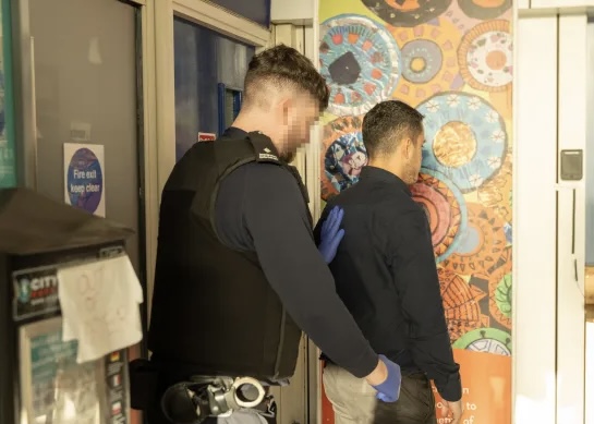 TENTOI TË HYNTE FSHEHURAZI NË MBRETËRINË E BASHKUAR/ Ja si u kap shqiptari që ishte dëbuar 1 muaj më parë