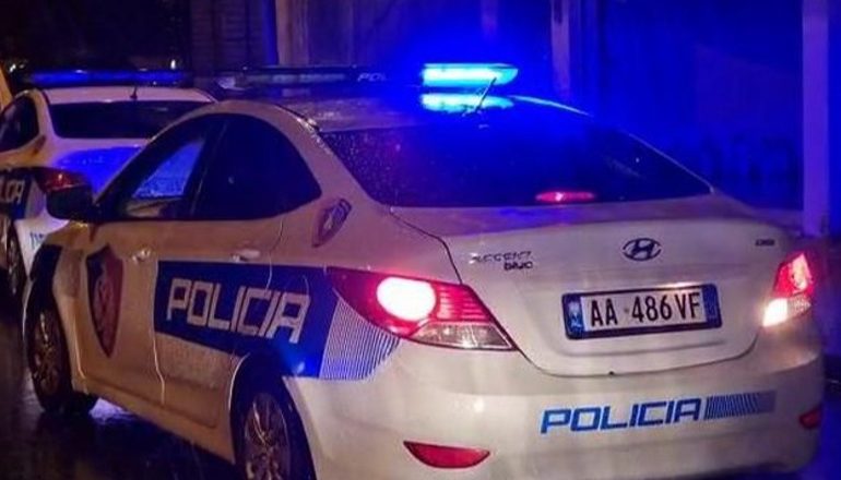 ÇFARË NDODHI NË VAUN E DEJËS? Shpërthen një lëndë plasëse në portën e banesës të 32 vjeçarit në fshatin Bushat (EMRI)