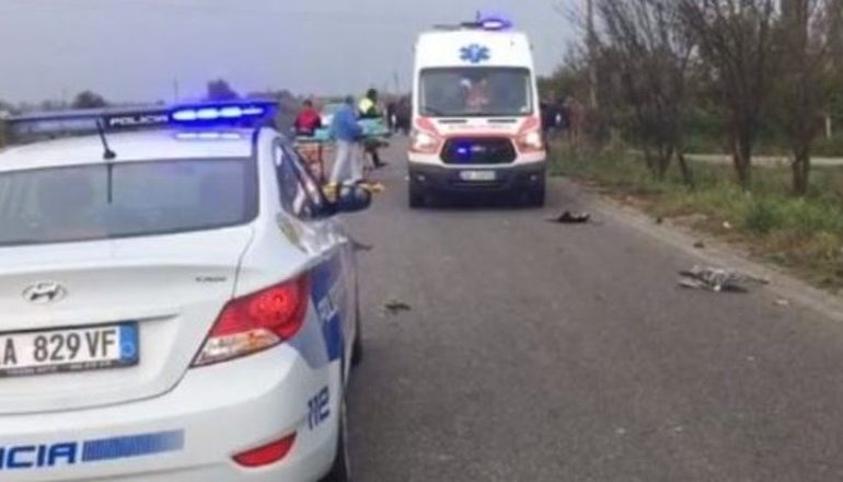AKSIDENT TRAGJIK NË KUÇOVË/ Makina përplas mjetin bujqësor, ndërron jetë çifti i bashkëshortëve, plagoset vajza e tyre