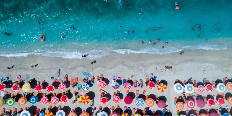 “JEHONË” SHQIPËRISË/ “Islands”: Plazhi Pasqyrave sfidon destinacionet ikonë tropikale