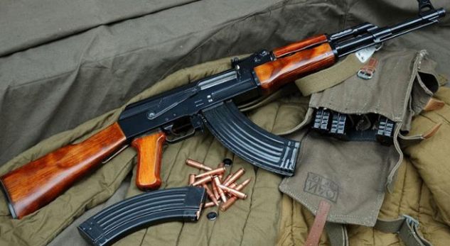 ME KALLASHNIKOV NË MAKINË/ Arrestohen dy të rinjtë problematikë në Elbasan