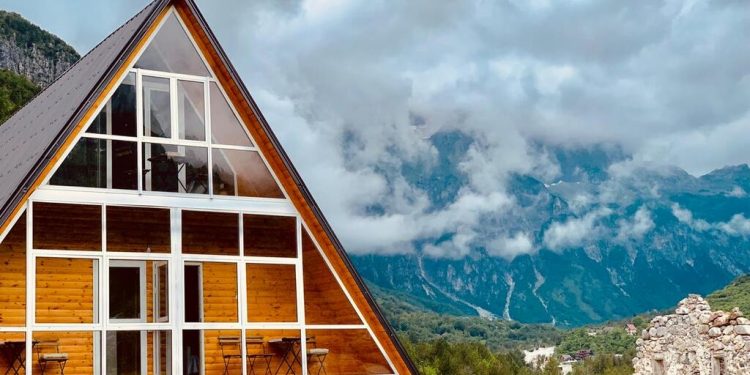 NGA SHKODRA DERI TEK SYRI I KALTËR/ “Travel+Leisure”: Vizitoni mrekullitë e rivierës shqiptare dhe natyrës alpine