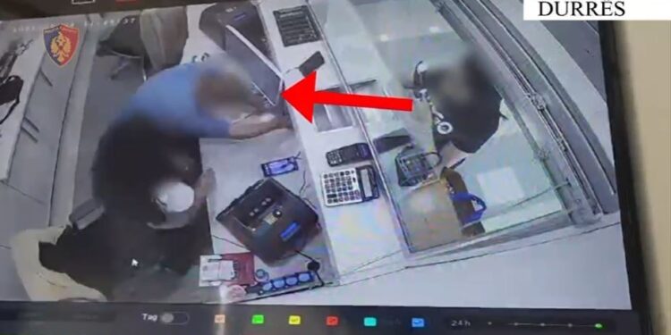 NDODH NË DURRËS/ I riu tenton të vjedhë bankën por dështon! “Nuk dorëzohet” dhe gjatë largimit…