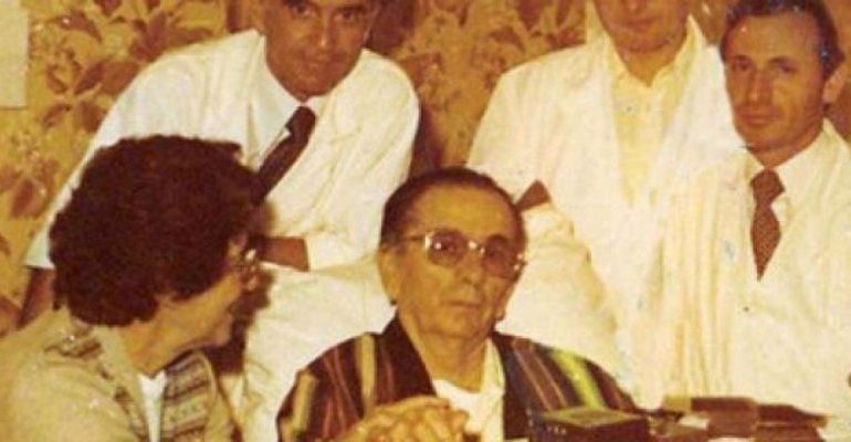 DOSSIER/ Dosja mjekësore tepër sekrete dhe mjekët që kuronin zëvendësin e Enverit: Nga vizita që iu bë Hysni Kapos në Pekin, rezulton se…