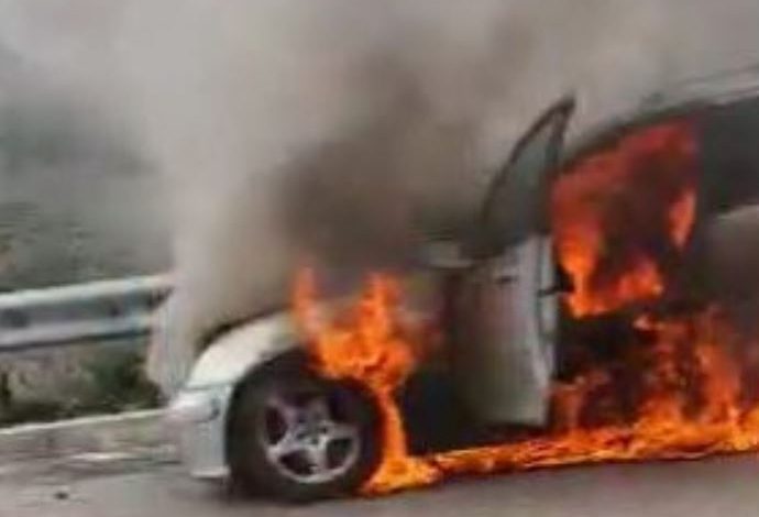 DETAJET E PARA/ Merr flakë në lëvizje, digjet makina te mbikalimi i Rinasit