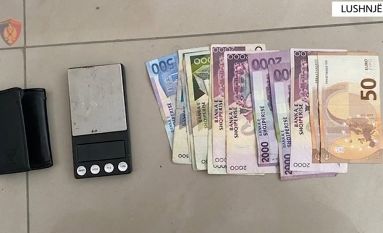 E PËSOJNË KEQ/ Shpërndanin drogë në zona të ndryshme të Lushnjës, policia arreston dy persona