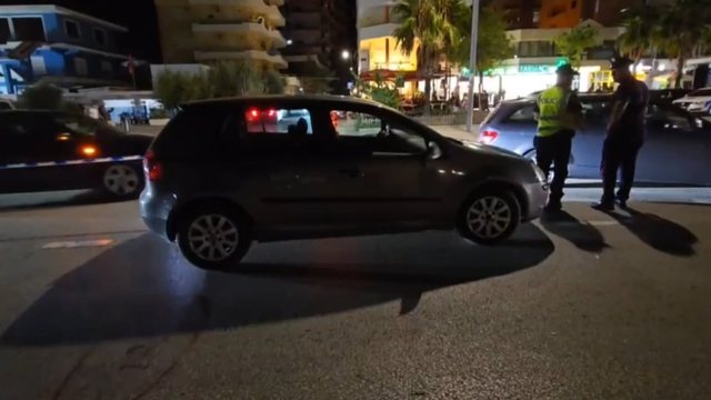 E RËNDË/ Makina përplas gruan në Lungomare, 50-vjeçarja përfundon në spital