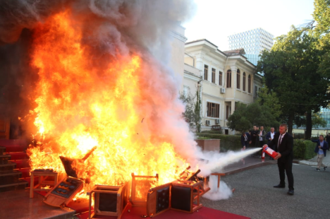 “PËRGJIGJEN DO TA MARRË NGA SHQIPTARËT”/ Salianji ndan pamjet nga djegia e karrigeve: Mbështes çdo formë proteste të kolegëve