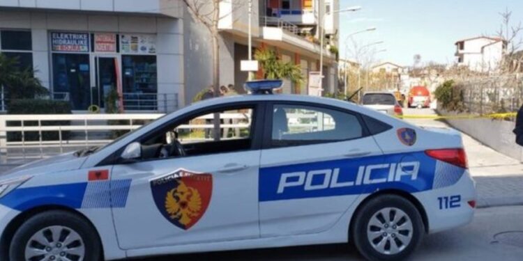 E RËNDË NË KORÇË/ Djali godet me thikë babanë