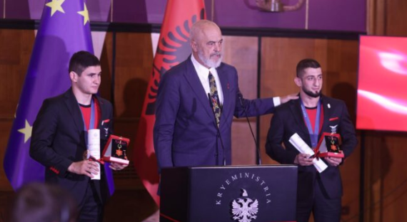 “TË JASHTËZAKONSHËM”/ Rama u dorëzon Medaljen e Mirënjohjes dy medalistëve Olimpikë, Chermen Valiev dhe Islam Dudaev