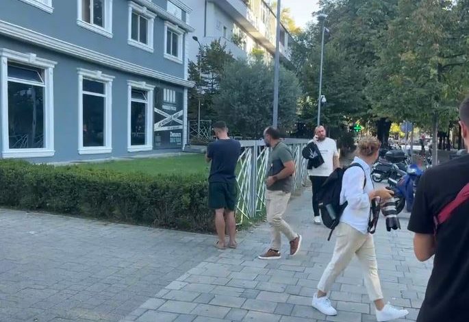 PRITET VETËDORËZIMI I SALIANJIT/ Avokati i deputetit mbërrin në Policinë e Tiranës