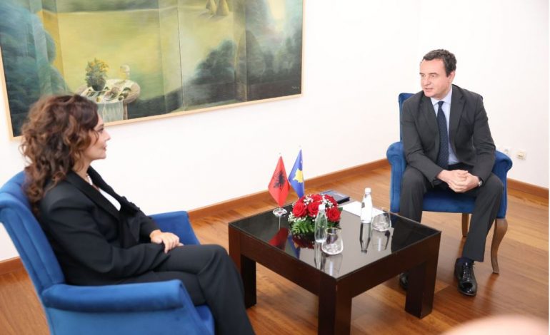 SPIROPALI VIZITË ZYRTARE NË PRISHTINË/ Takon kryeministrin Kurti dhe kryeparlamentarin Konjufca