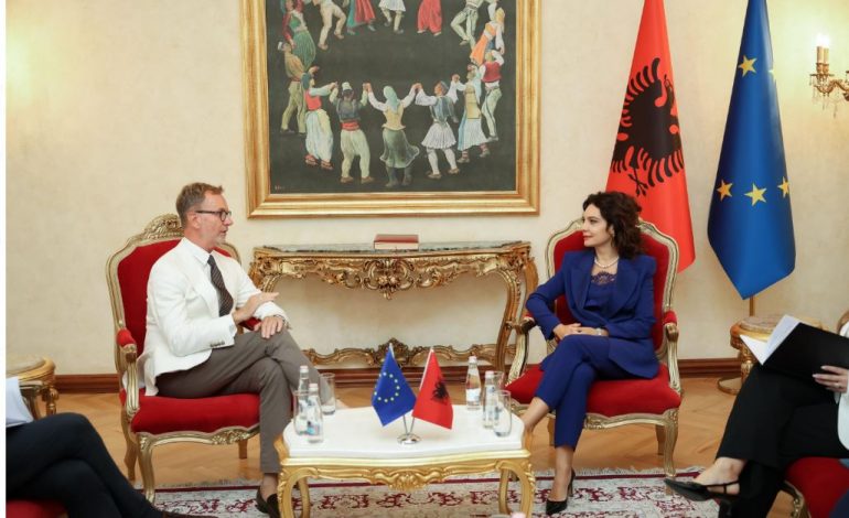 TAKIM ME AMBASADORIN E BE NË SHQIPËRI/ Spiropali: Kuvendi, rol kyç në procesin e integrimit evropian