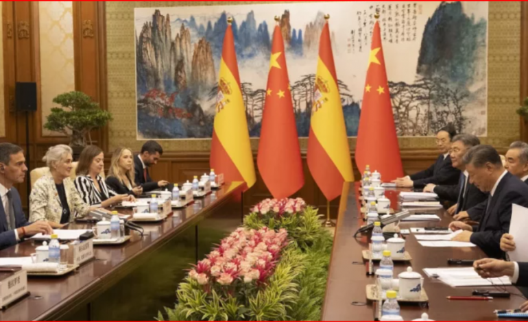 XI JINPING PRET KRYEMINISTRIN SPANJOLL NË KINË / Sanchez kërkon zbutje të “luftës tregtare”