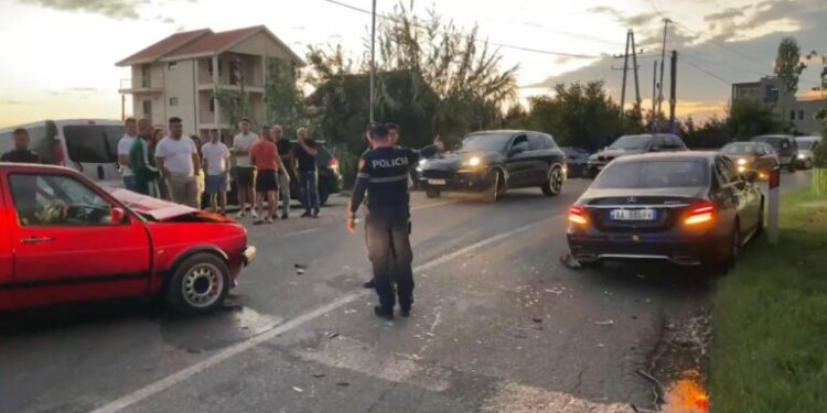 AKSIDENT I TREFISHTË NË LEZHË/ Dy makina përplasen me një fugon, përfundojnë në spital dy persona