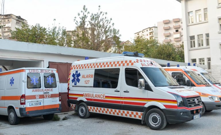 AKSIDENT NË KORÇË/ Makina përplas një këmbësore teksa po kalonte rrugën