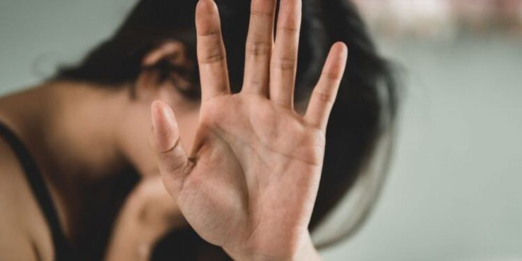DHUNOHEJ NGA NJERKA/ 14-vjeçarja: Babai s’na mbronte! Trondit i moshuari: Gruaja vrau veten nga dhuna e nuses