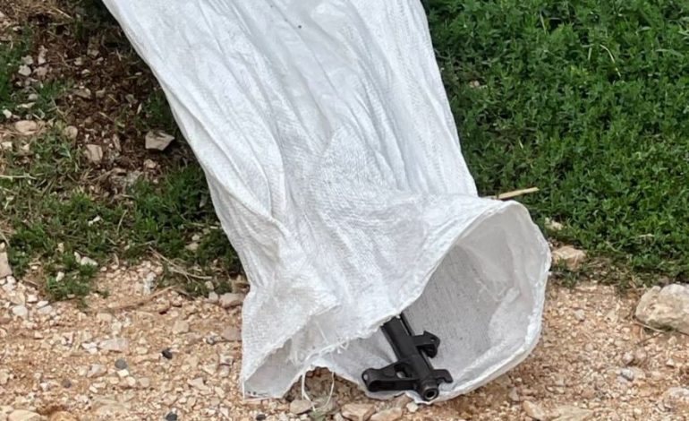 FYENTE TË RENË NËPËRMJET RRJETEVE SOCIALE/ 33-vjeçari përfundon në pranga, i zbulohet një kallashnikov në banesë
