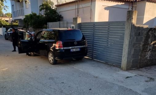 E RËNDË NË SARANDË/ Babai përplas me makinë të bijën 3 vjeçare, transportohet me helikopter drejt Traumës